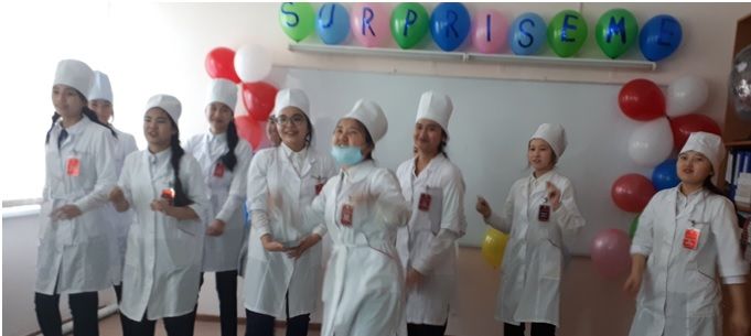 English teacher S.O. Zharlygasova held an extracurricular event “Surprise me!”. 